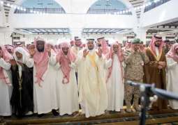 أمير منطقة الرياض بالنيابة ينقل تعازي القيادة لأسرة الشهيد السهلي