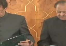 Oath-taking: Imran Khan faces difficulty reading Urdu