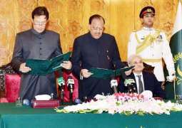 Aown Chaudhry, Sh Rasheed missing in Imran Khan’s oath-taking ceremony