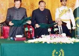 عمران خان يؤدي اليمين الدستورية كرئيس لوزراء باكستان