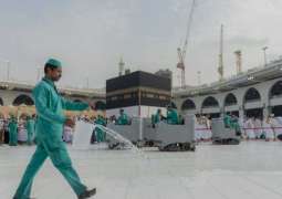 آليات وأدوات متطورة لنظافة المسجد الحرام