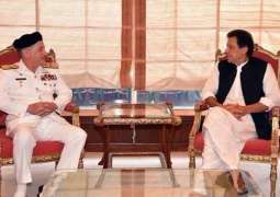 قائد القوات البحرية الباكستانية يلتقي رئيس الوزراء عمران خان