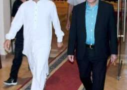 مدير عام التلفزيون الباكستاني الرسمي السابق يلتقي رئيس الوزراء عمران خان