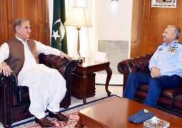 وزير الخارجية الباكستاني وقائد القوات الجوية الباكستانية يناقشان الأمور المتعلقة بالسياسة الخارجية والأمن