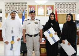 شرطة ابوظبي تكرم فريق دعم الأعمال بمركز الاتصال الحكومي