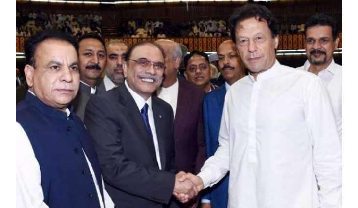 عمران خان دے چہرے اُتے بیزاری اے کیونکہ اوہناں نال بیماری اے
عمران خان تے آصف زرداری دی اسمبلی وچ بنائی گئی تصویر اُتے عامر لیاقت دا تبصرہ