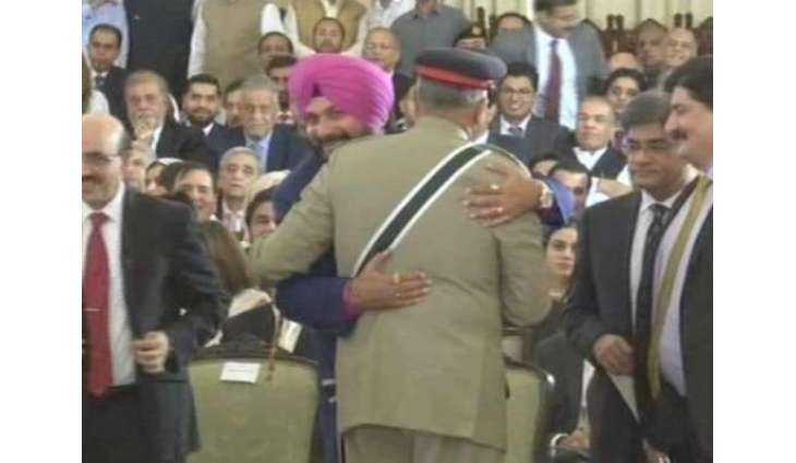 سابق بھارتی کرکٹر نوجوت سنگھ سدھو دی ایوان صدر وچ آرمی چیف نال ملاقات
نوجوت سنگھ سدھو نے جنرل قمر جاوید باجوہ نال ہتھ ملایا تے گلے ملے