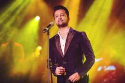 جشن آزادی دی پریڈ وچ عاطف اسلم نوں بھارتی گانا گانا مہنگا پے گیا
