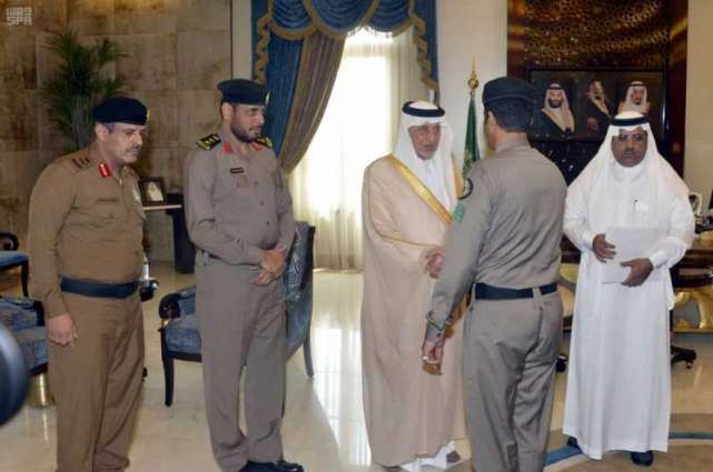 الأمير خالد الفيصل يكرم عدداً من رجال الأمن بشرطة محافظة الجموم