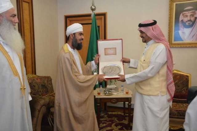 وزير الحج والعمرة يلتقي رئيس مكتب شؤون حجاج سلطنة عمان