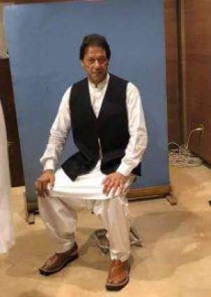 Imran Khan borrows photographer’s waistcoat for picture