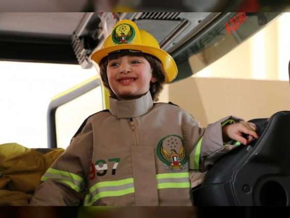 "دفاع مدني العين" يحقق أمنية طفل بأن يصبح رجل إطفاء