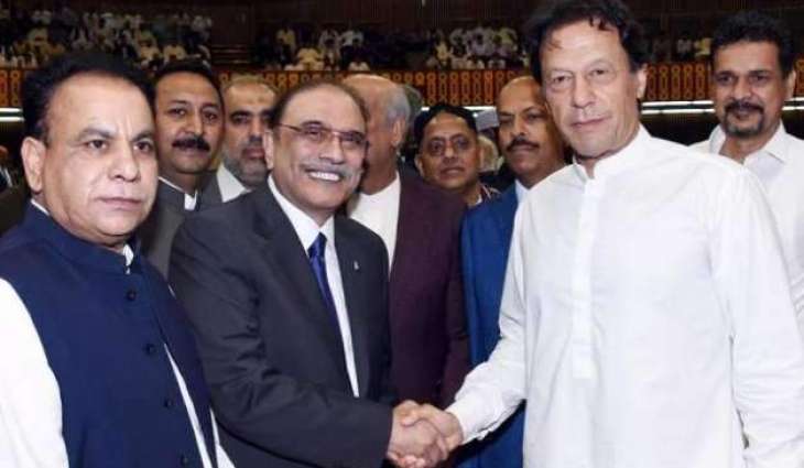 عمران خان دے چہرے اُتے بیزاری اے کیونکہ اوہناں نال بیماری اے
عمران خان تے آصف زرداری دی اسمبلی وچ بنائی گئی تصویر اُتے عامر لیاقت دا تبصرہ