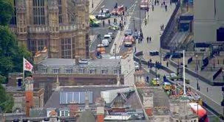 مصابون من المارة أمام مبنى البرلمان البريطاني في حادث اصطدام