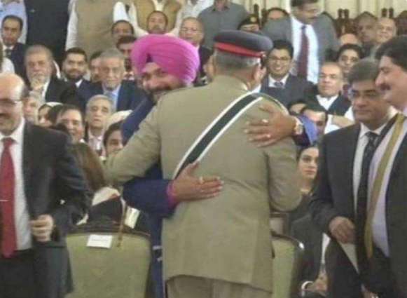 Sidhu meets COAS Bajwa at Imran Khan’s oath-taking ceremony