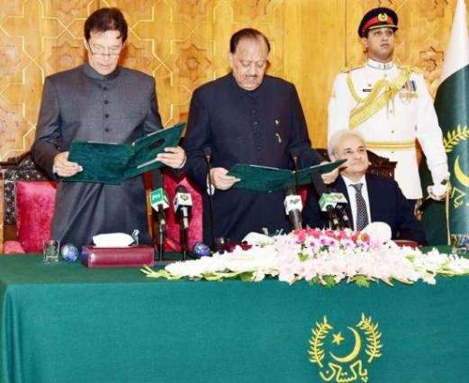 عمران خان يؤدي اليمين الدستورية كرئيس لوزراء باكستان