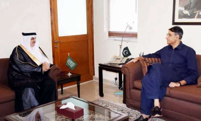 سفير خادم الحرمين الشريفين لدى باكستان يلتقي وزير المالية الباكستاني