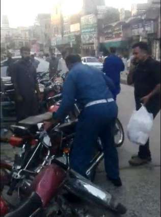 Traffic warden suspended for knocking down bikes to give way to Sh Rasheed’s convoy