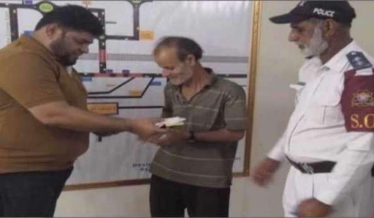 کراچی:ٹریفک پولیس اہلکار نے ایمانداری دی وڈی مثال قائم کر دتی
سڑک اُتے بے ہوش پئے شہری نوں نہ صرف ہسپتال پہنچایا بلکہ اوہدے سارے پیسے وی واپس کیتے