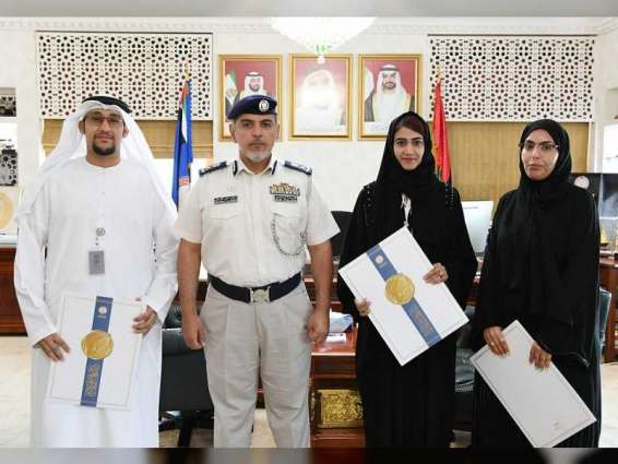 شرطة ابوظبي تكرم فريق دعم الأعمال بمركز الاتصال الحكومي