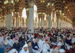 جموع من المصلين يؤدون صلاة آخر جمعة في العام الهجري 1439هـ بالمسجد النبوي