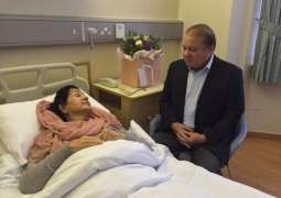 وزير الخارجية شاه محمود قريشي يعزي في وفاة زوجة رئيس وزراء باكستان السابق نواز شريف