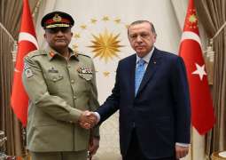 وزير الخارجية التركي يلتقي مع رئيس أركان الجيش الباكستاني