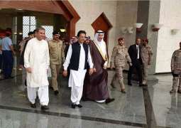رئيس الوزراء الباكستاني يصل للمدينة المنورة لزيارة المسجد النبوي