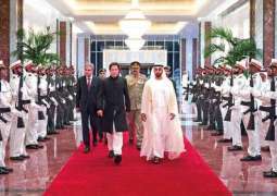 رئیس الوزراء الباکستاني عمران خان یصل الي ابوظھبي في زیارة الامارات المتحدة