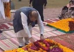 Nawaz Sharif visits Begum Kulsoom’s grave, offers Fateha