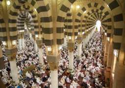 جموع من المصلين يؤدون صلاة الجمعة في رحاب المسجد النبوي