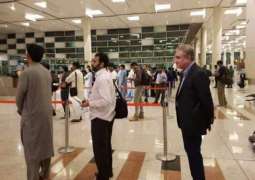 ایہ اے نواں پاکستان:وزیر خارجا عام شہریاں وانگ ائر پورٹ اُتے لائن وچ کھلوتے رہے