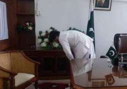PTI criticised for uploading picture of minister while praying