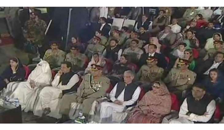 قومی سیاسی قیادت شہیداں دی یاد وچ اختلاف بُھلا کے اک ہو گئی
جنرل ہیڈ کوارٹر وچ ہون والی تقریب اندر وزیر اعظم عمران خان نال شہباز شریف تے بلاول بھٹو وی رلتی ہوئے