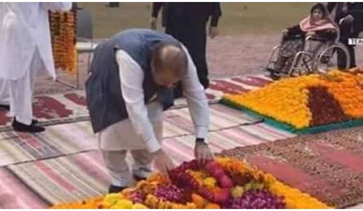 Nawaz Sharif visits Begum Kulsoom’s grave, offers Fateha
