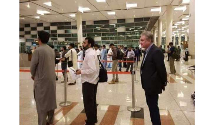 ایہ اے نواں پاکستان:وزیر خارجا عام شہریاں وانگ ائر پورٹ اُتے لائن وچ کھلوتے رہے
