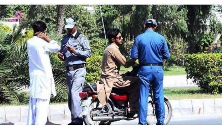 نہ لاہورئیے باز آئے نہ ٹریفک وارڈن
2دناں وچ مال روڈ اُتے 4778بغیر ہیلمٹ موٹر سائیکل سواراں دا چلان