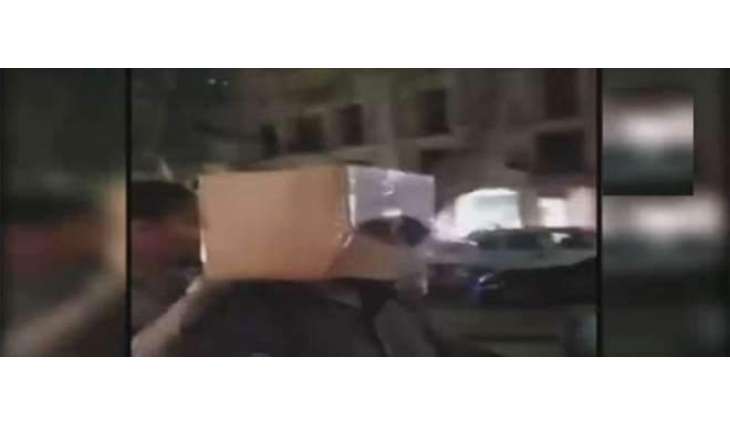چالان توں بچن لئی شہری دا انوکھا طریقہ، گتے دا ڈبہ پا کے سفرکیتا