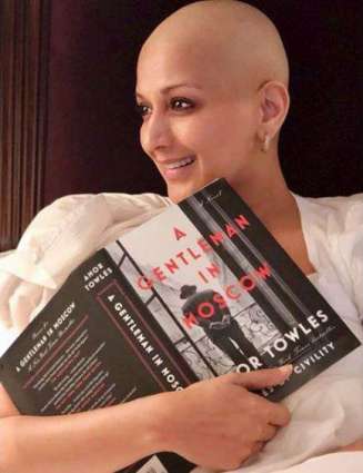 Bald and beautiful Sonali Bendre celebrates ‘Read a Book Day’