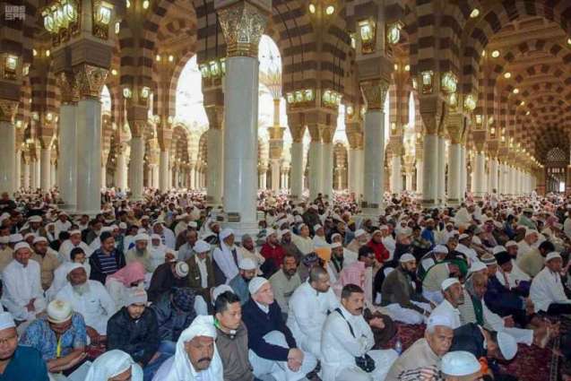 جموع من المصلين يؤدون صلاة آخر جمعة في العام الهجري 1439هـ بالمسجد النبوي