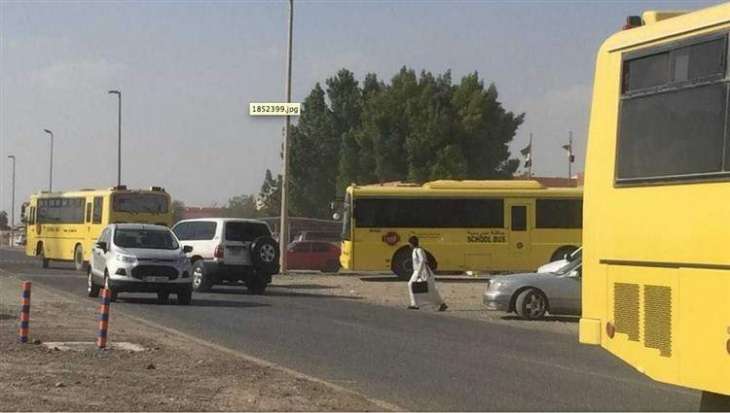 مخالفات تحذيرية وبطاقات صفراء للسائقين المخالفين بقرب المدارس في أبوظبي 
