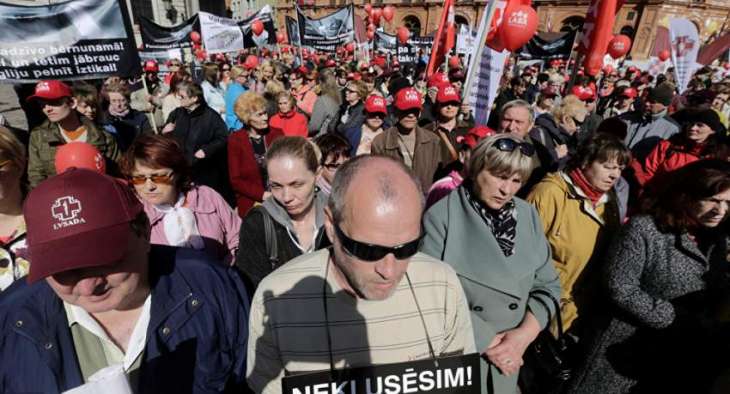 Thousands Rally in Riga Against Switching Russian-Language Schools to Latvian