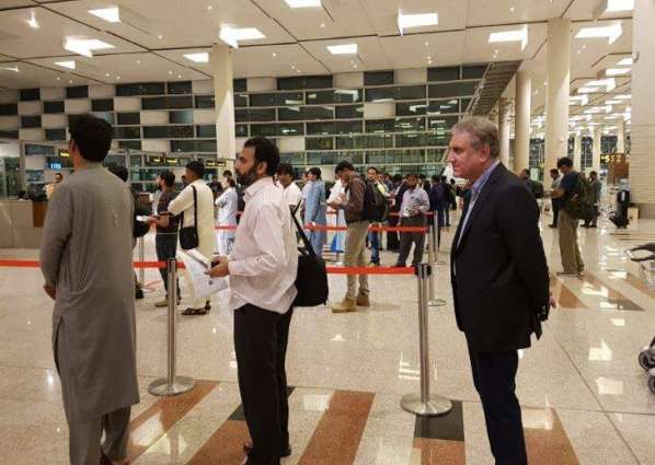 People surround Shah Mehmood Qureshi at airport, take selfies as he departs for UNGA session