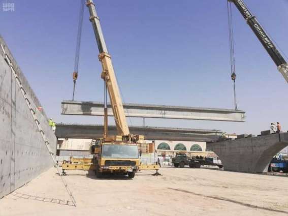 أمين الأحساء يتفقد مشروع تطوير تقاطع طريق الملك فهد مع طريق الملك عبدالله