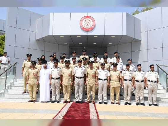 قائد عام شرطة دبي يطلع على المشروعات التطويرية في شرطة أبوظبي