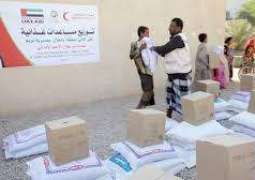 الهلال الأحمر الإماراتي يوزع مساعدات غذائية على أهالي منطقة الحامي في حضرموت