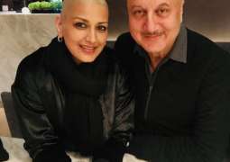 Sonali Bendre twins with Anupam Kher in latest picture