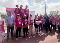 سفير الدولة لدى الجزائر يشارك في سباق ضد سرطان الثدي