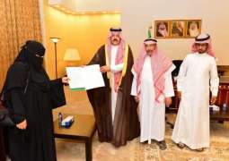 أمير منطقة حائل يكرم ممرضة سعودية أنقذت مصابين في حادث مروري