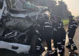 مقتل سائق السیارة و اصابة ۶شخصا عبر حادث الطریق في أبوظھبي